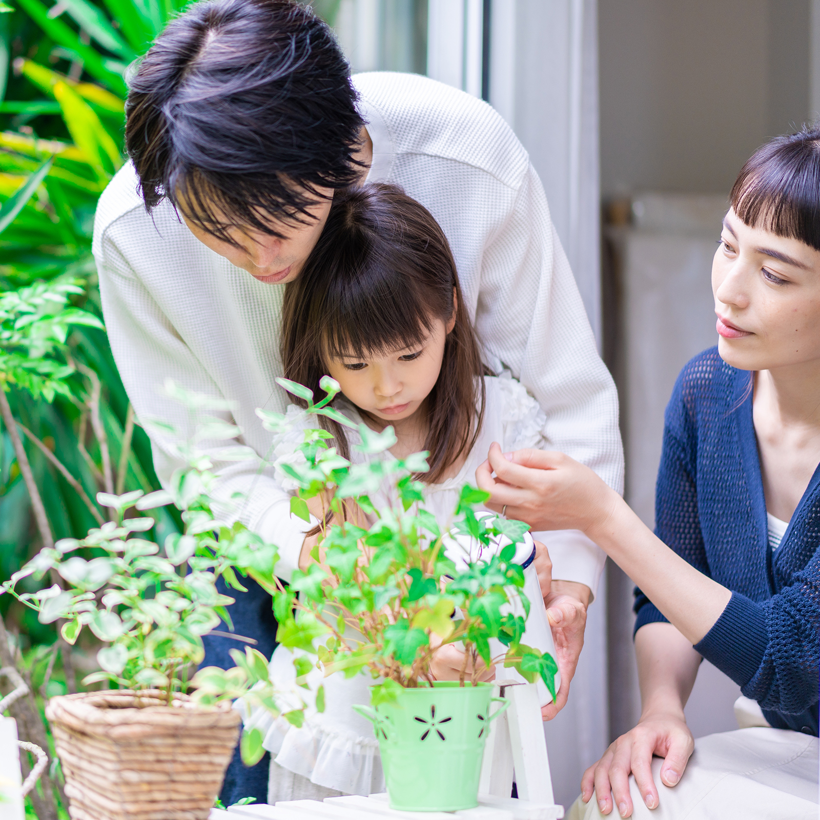 Illustrations of memo papers in blue.